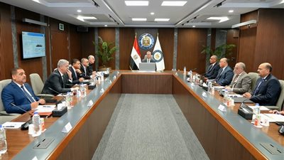 وزير البترول يتابع تنفيذ مشروع مجمع البحر الأحمر للبتروكيماويات