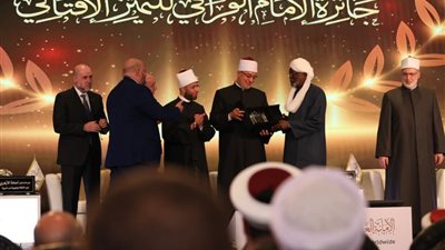 مفتي تشاد يستلم جائزة القرافي ويؤكد أهمية تطوير الفتوى بعصر الذكاء الاصطناعي