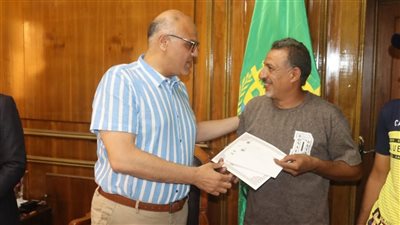 محافظ القليوبية يكرم ثلاثة سائقي لودر لجهودهم في إخماد حريق مصنع الاحذية 