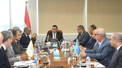 وزير الإسكان يتابع تغذية محطات المياه والصرف بالكهرباء