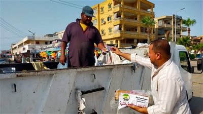 رئيس مصيف بلطيم يوزع العصائر والمياه البارده على عمال النظافة في الشوارع