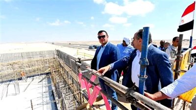 الشربيني يتفقد مشروع إنشاء محطة لتحلية المياه وكومباوند مزارين بمدينة العلمين الجديدة