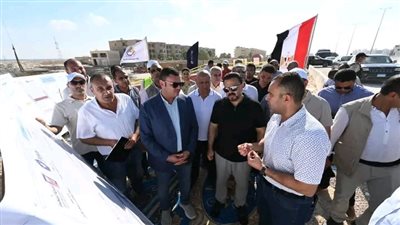 وزير الإسكان يتفقد مشروع بحيرات 