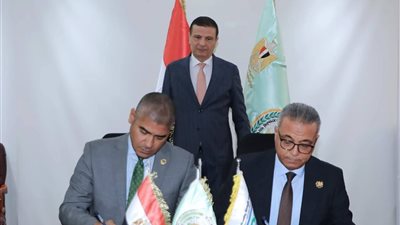 وزير الزراعة يشهد بروتوكول لتصنيع آلات تطويش الذرة محليًا