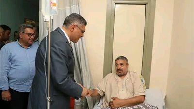 محافظ الجيزة يطمئن على الحالة الصحية لشهاب عبدالعزيز بطل إنقاذ 