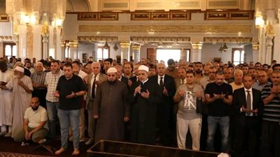 رئيس جامعة الأزهر يؤمُّ المصلين في صلاة الجنازة على رئيسة هيئة التمريض بمستشفى سيد جلال
