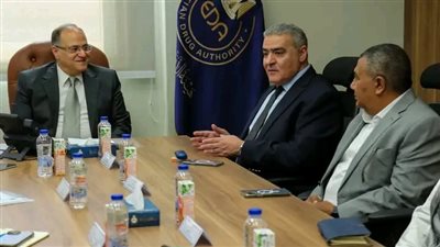 رئيس هيئة الدواء المصرية يبحث مع الشركة المصرية لتجارة الأدوية سبل ضمان توافر المستحضرات الدوائية