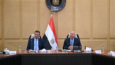 تصنيع الزبيب وتوطين صناعة الكتان على رأس أولويات الحكومة
