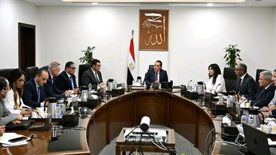 رئيس الوزراء يُتابع الإجراءات والموقف التنفيذي لمشروعات تحلية مياه البحر