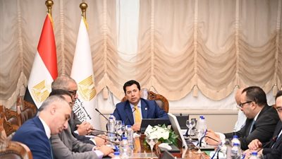 وزير الرياضة يبحث مع المديريات خطة تنفيذ التعديلات الجديدة على قانون الرياضة