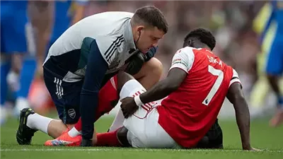 شبكة BBC تؤكد: ساكا يغيب عن الملاعب لمدة تصل إلى شهر