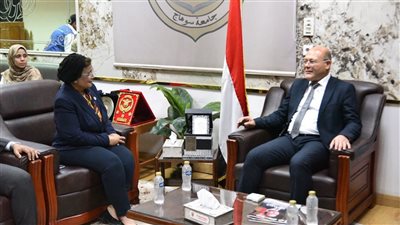 نائب وزير الصحة تبحث تعزيز دور جامعة سوهاج في خفض الوفيات القيصرية