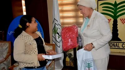 رئيسة المجلس القومي للطفولة والأمومة تكرم الطفلة 