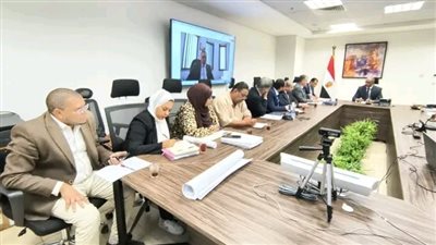نائب وزير الإسكان يعقد اجتماعًا لمناقشة الاستفادة القصوي من إنتاج مجمع محطات تحلية مياه البحر