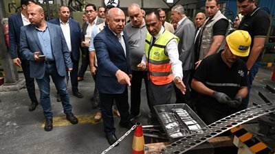وزير الصناعة يتفقد مجمع مرغم ٣ ويزور مصانع أدوات المائدة بالإسكندرية