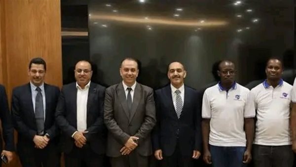 خلف الحدث