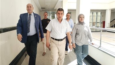 رئيس جامعة أسيوط التكنولوجية يتابع أول أيام استقبال ملفات الطلاب الجدد