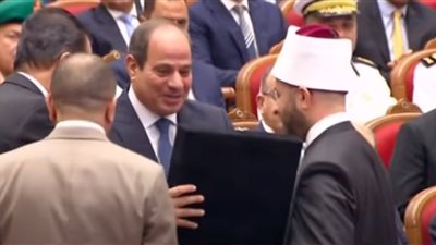 وزير الأوقاف يهدي الرئيس السيسي هدية تذكارية بمناسبة المولد النبوي الشريف