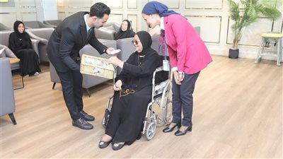 توزيع الحلوى على المسافرين بمطار القاهرة احتفالا بالمولد النبوي الشريف
