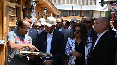رئيس الوزراء يتفقد مشروع إحياء حديقة الأزبكية التراثية استعدادًا للافتتاح.. ويُسلم عقود سوق الكتب الجديد