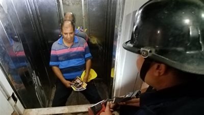 أمن القاهرة ينقذ مواطنا عالق داخل مصعد