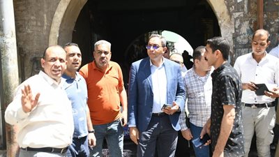 في استجابة سريعة لشكاوى المواطنين.. محافظ قنا يفاجئ مركز ومدينة نجع حمادي لمتابعة أعمال النظافة والإشغالات