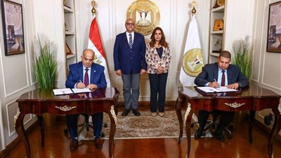 وزيرة التنمية المحلية ومحافظ القليوبية يشهدان توقيع عقد خدمات النظافة