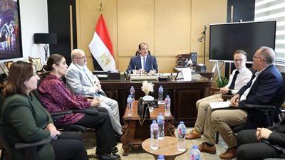 نائب وزير الصحة يبحث مع وفد دولي مكافحة مقاومة المضادات الحيوية