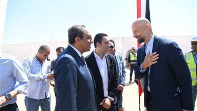 بحجم استثمارات 590 مليون دولار .. محافظ قنا والسفير النرويجي يتفقدان مشروع 