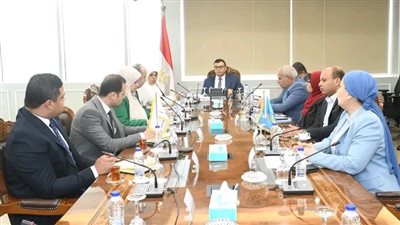 وزير الإسكان يتابع الاشتراطات والضوابط والمعايير الخاصة بالإعلانات على الطرق العامة 