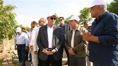 وزير الإسكان يتفقد مكونات مشروع حدائق 