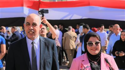 رئيس جامعة كفر الشيخ يشهد مراسم تحية العلم ويقدم التهنئة للطلاب  بالعام الدراسي الجديد