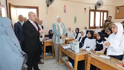 محافظ بني سويف يتفقد انتظام وسير العملية التعليمية مع بداية العام الدراسي الجديد