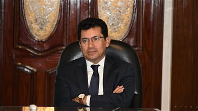 وزير الشباب والرياضة يبحث مع شركة 