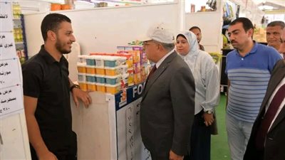 محافظ الدقهلية يتفقد معرض بيع السلع بقناة السويس ويلتقي بالمواطنين