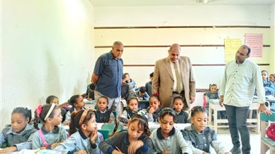خلال مفاجئته تعليمية الوقف.. وكيل وزارة التعليم بقنا يثمن دور مجلس الآباء و الأمناء والمعلمين