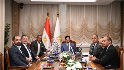 وزير الشباب والرياضة يلتقي مسئولي 