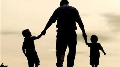 تخصيص وقت يوميا.. أفضل طريقة لتحقيق تواصل إيجابي بين الأب وأبنائه (فيديو)