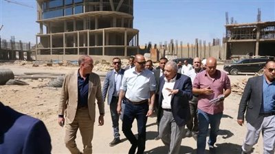 وزير العمل يوجه بإيقاف العمل في المنشأت غير الملتزمة.. وتنظيم ندوات تثقيفية للتوعية 