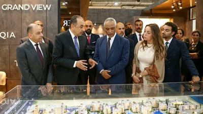 وزير قطاع الأعمال العام يتفقد جناحي شركتي 