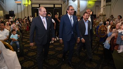 محافظ قنا يسلم عقود تعيين 750 معلماً مساعداً ضمن مسابقة 30 ألف معلم