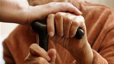 هدايا وحضور يومي.. سحر الاهتمام في حياة كبار السن
