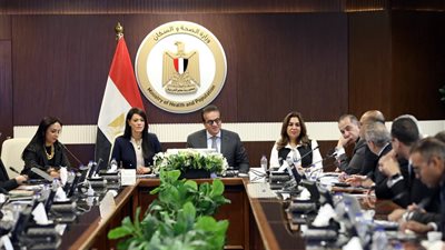 نائب رئيس الوزراء وزير الصحة يترأس اجتماع التنمية البشرية ويهنئ العناني