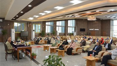 لتحقيق الانضباط وجودة الأداء: رئيس جامعة دمياط يعقد اجتماعاً حاسماً مع العمداء والأمناء