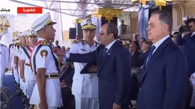 السيسي يمنح أوائل خريجي كلية الشرطة والدراسات العليا ومركز بحوث الشرطة نوط الامتياز من الطبقة الثانية