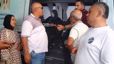 دمياط: السيارة المتنقلة للمركز التكنولوجي بديوان عام محافظة تتلقى معاملات الكارتة المجمعة