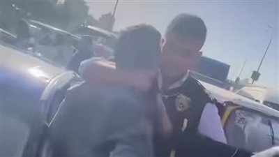 ضابط مرور بالقليوبية يضرب أروع الأمثلة في ضبط النفس والمهنية خلال التعامل مع سائق متهور اصطدم بعمود إنارة وسيارة أثناء محاولته الفرار