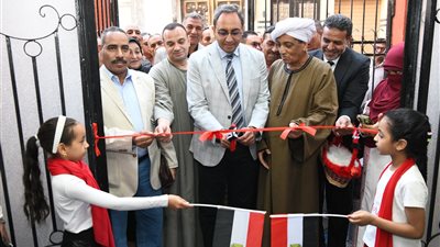 محافظ قنا يتفقد مدرسة النهضة الابتدائية بقفط بعد الانتهاء من أعمال رفع الكفاءة
