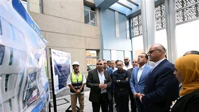 رئيس الوزراء يتفقد مشروع مستشفى 