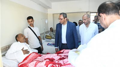 محافظ قنا يزور مصابي حادث أتوبيس عمال الألومنيوم ويطمئن على حالتهم الصحية